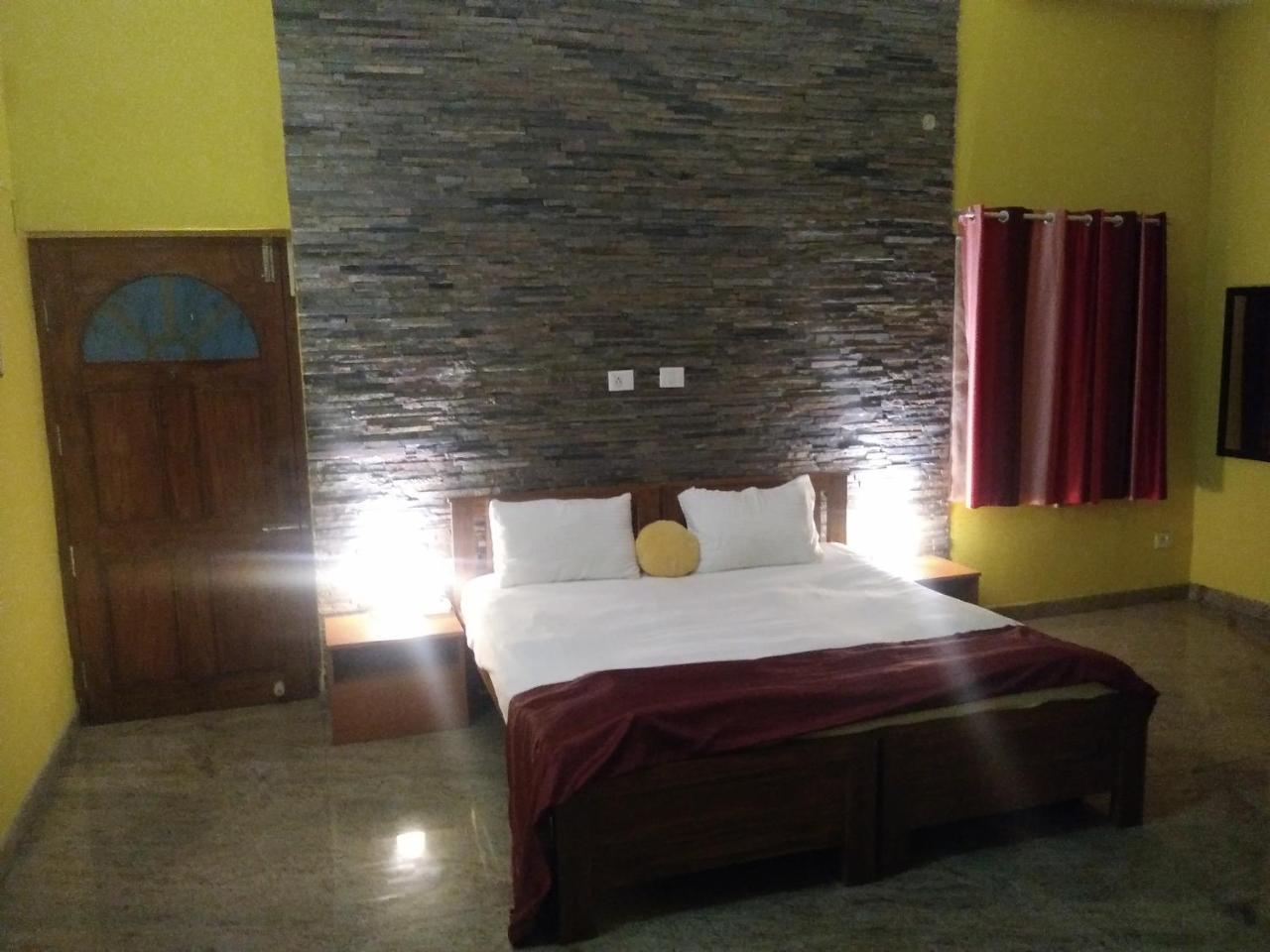 Bed and Breakfast Royale Achaya Madrás Exterior foto